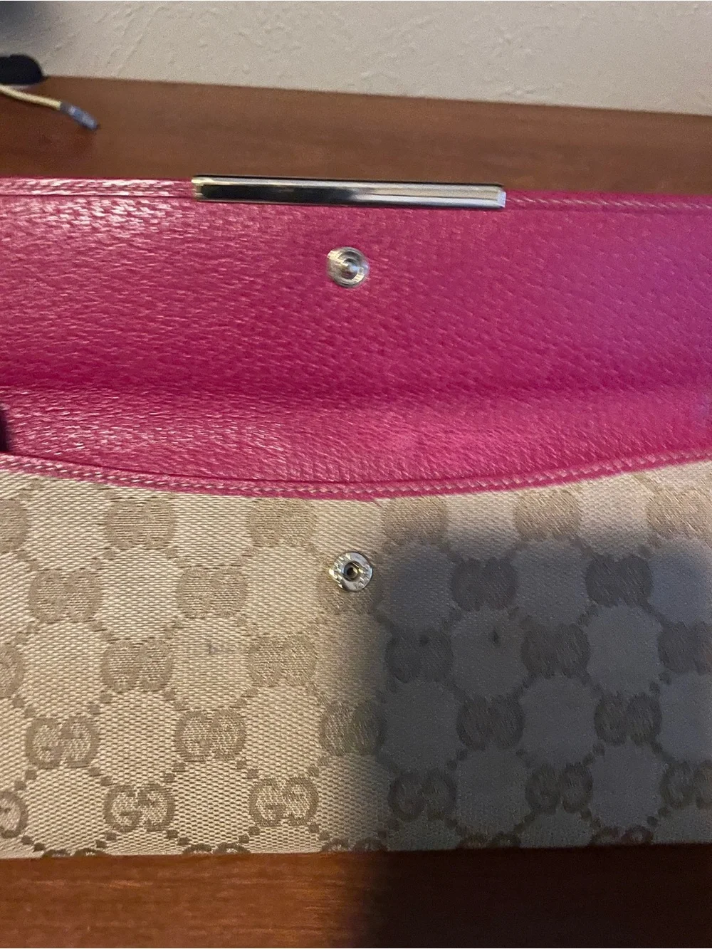 Gucci Beige GG Canvas Wallet with Pink Trim and Metal Plaque - Picture 2 of 4